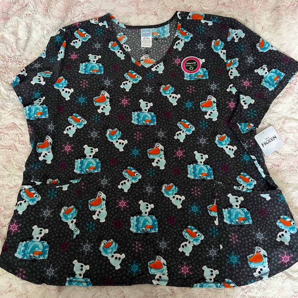 SCRUBSTARS:Healthcare Nursing Scrubs:FROZEN OLAF Christmas Cool Dry Wick Top 3XL
